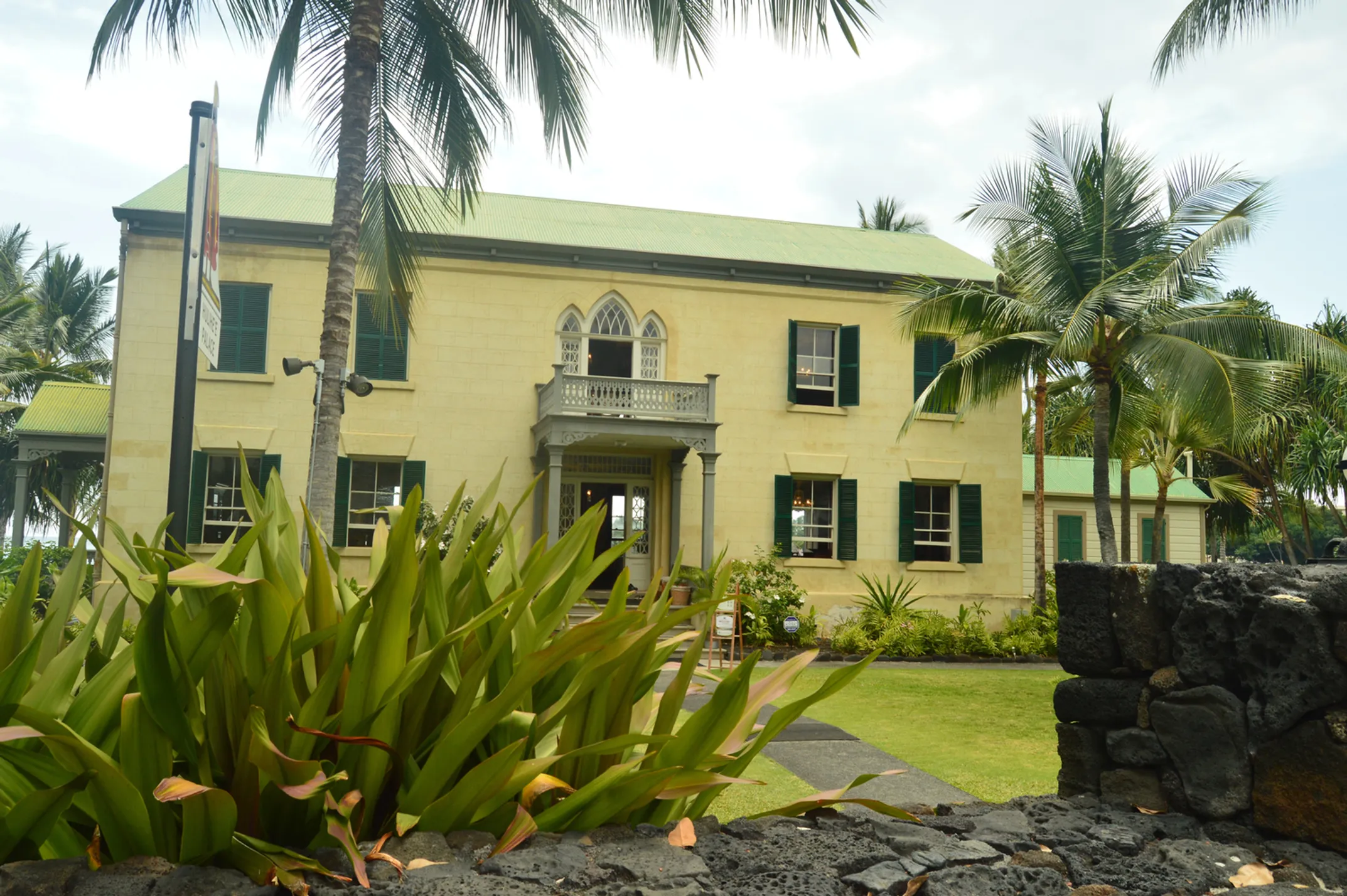 Visitors approaching Hulihee Palace entrance