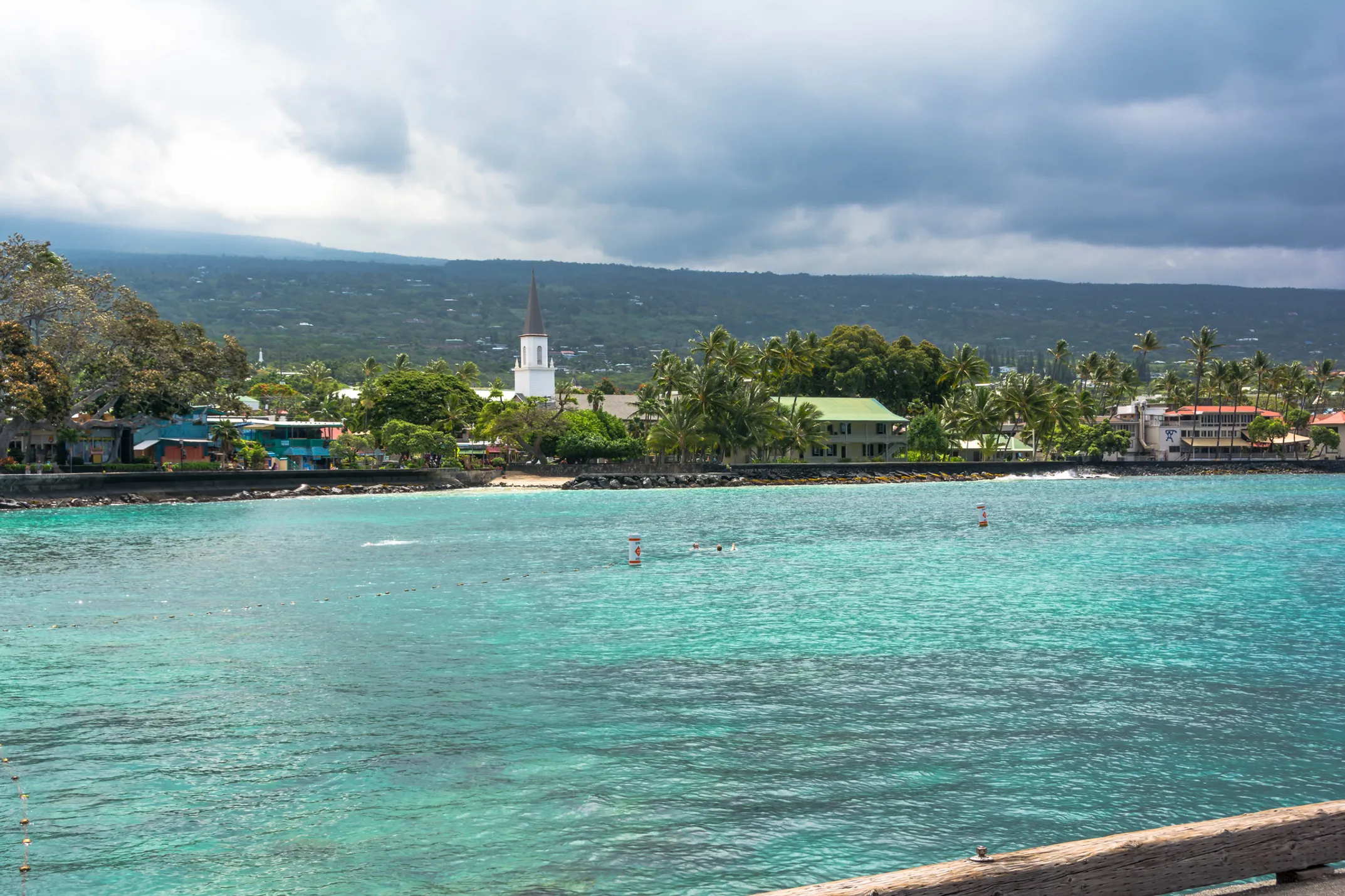 Kailua Bay activities and Aliʻi Drive bustling with life