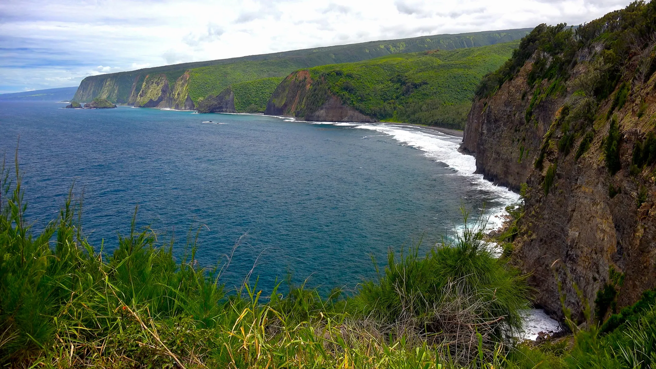 Kayaking along the dramatic lava rock coastline of Keauhou Bay