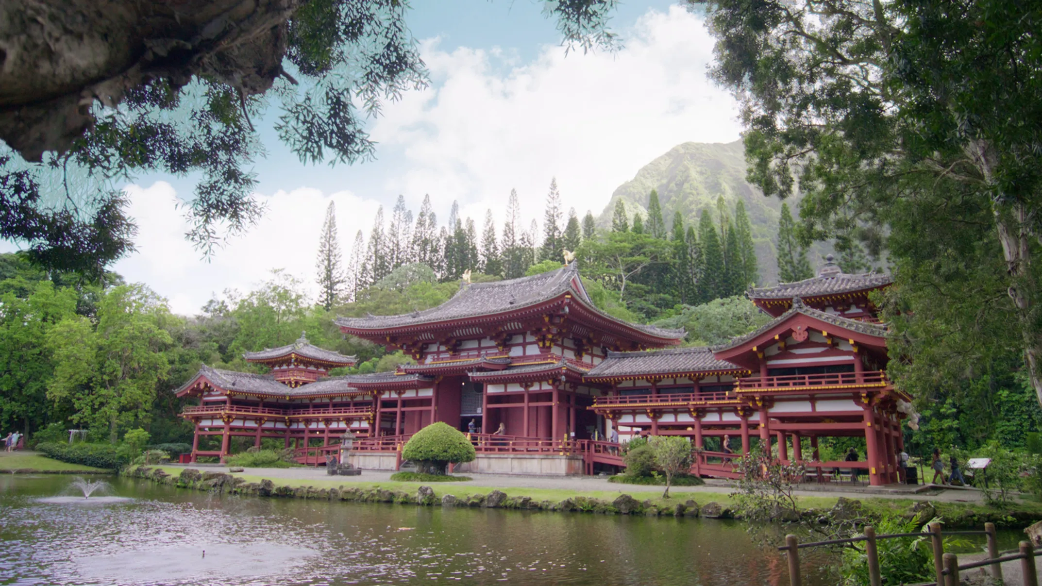 Byodo-In Temple with Ko'olau Mountains backdrop