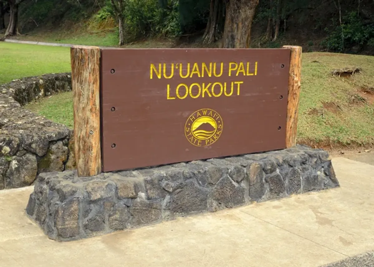 Nu'uanu Pali Lookout entrance sign and visitor area
