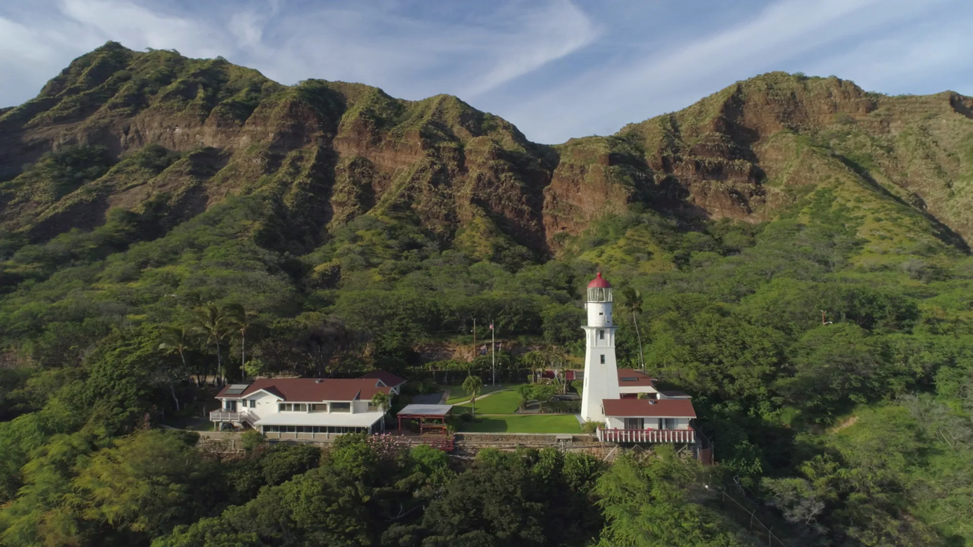 Diamond Head lighthouse overlooking the Pacific Ocean