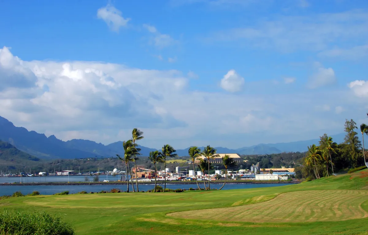 Golf planning with Hawaiian calendar showing seasons and weather patterns