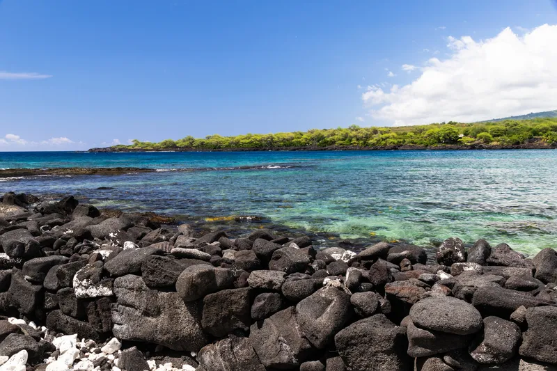 Crystal clear waters of Kealakekua Bay with the Captain Cook Monument